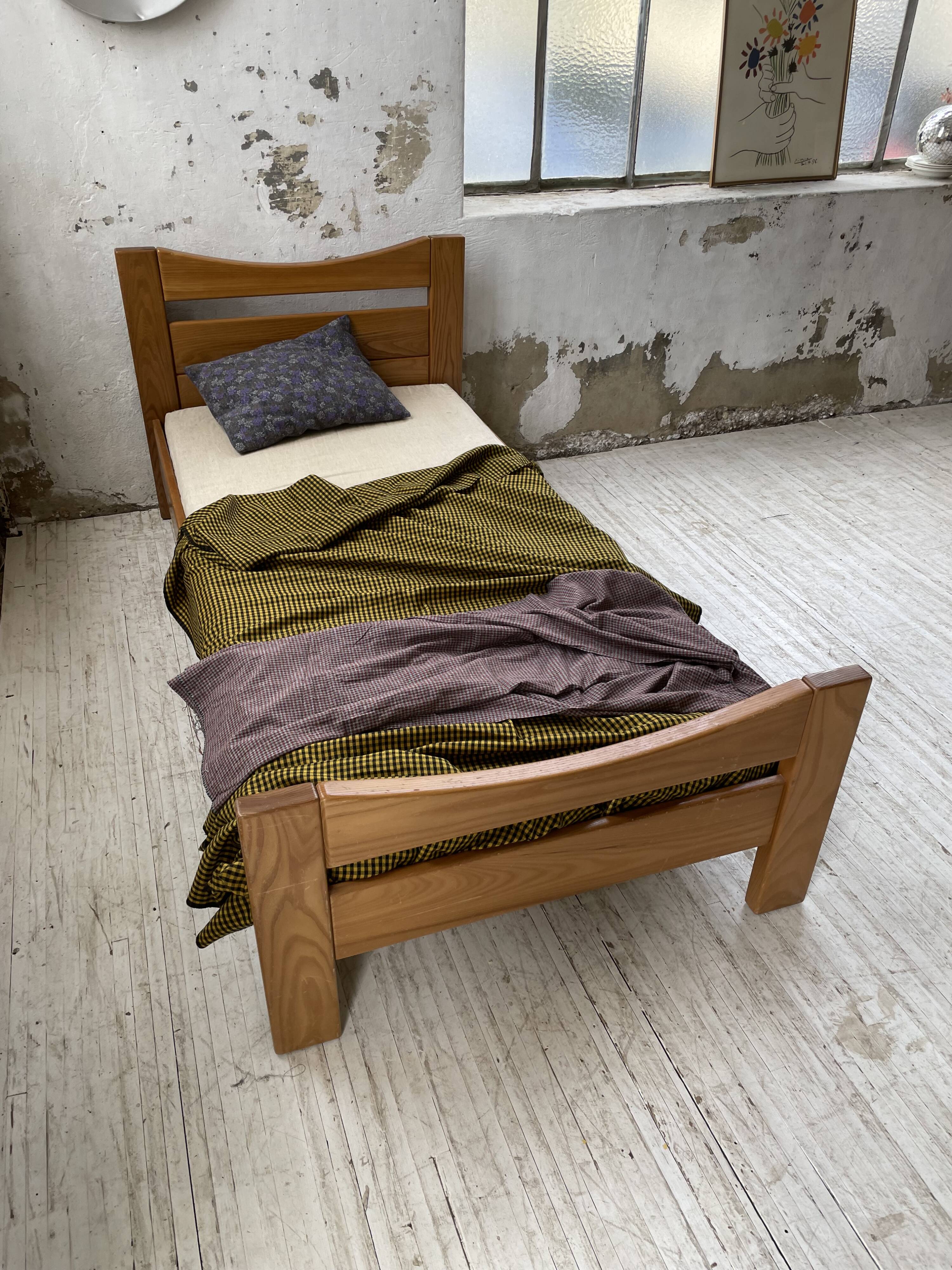 Maison Regain solid single bed