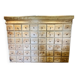 Meuble de métier ancien, véritable objet de décoration ET pratique avec ses 56 tiroirs - en sapin