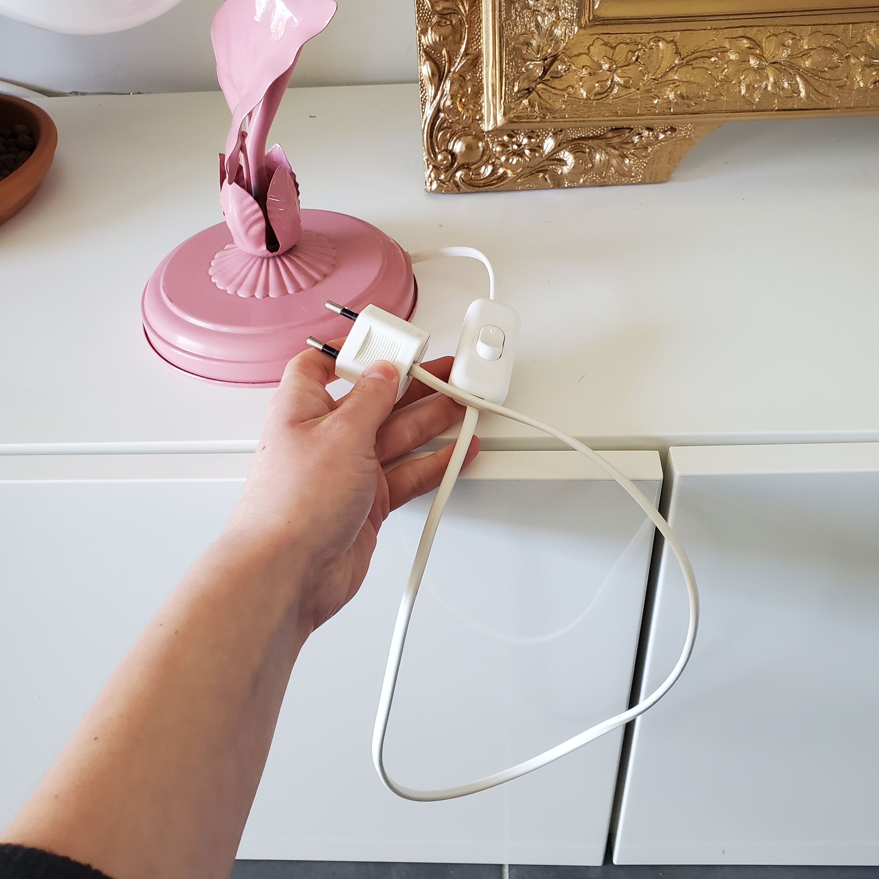 Opaline bedside lamp and pink leaves