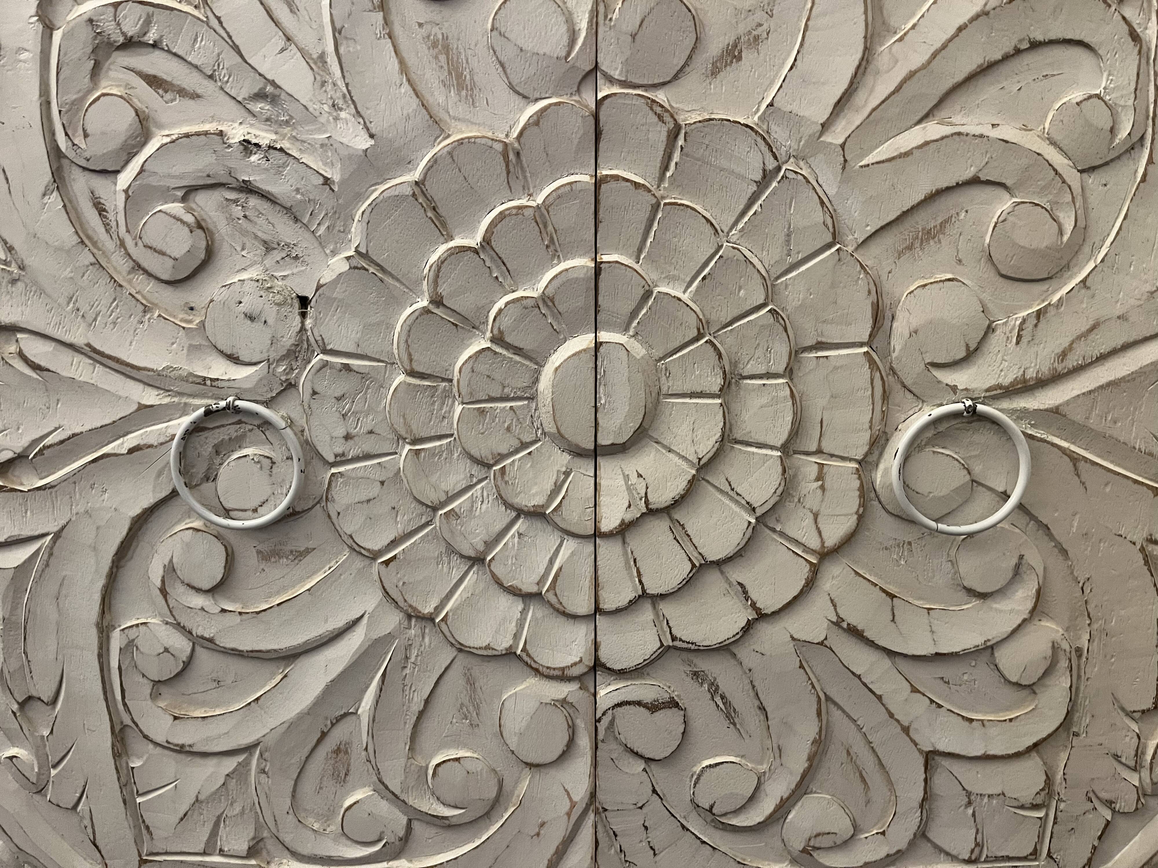 Sublime Indian wardrobe in white wood