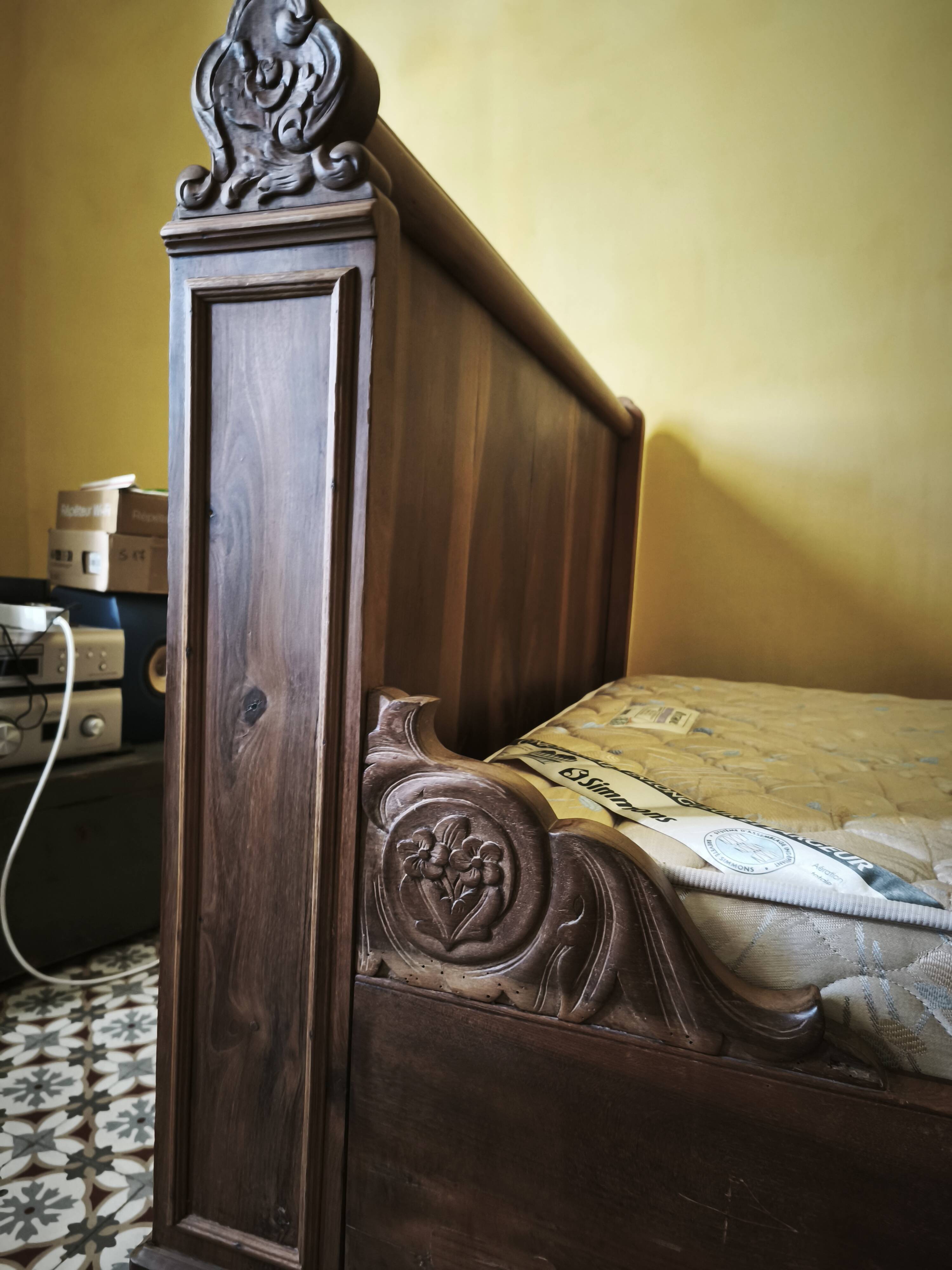 Ancien lit double en bois massif sculpté – décor floral et feuillagé – bell