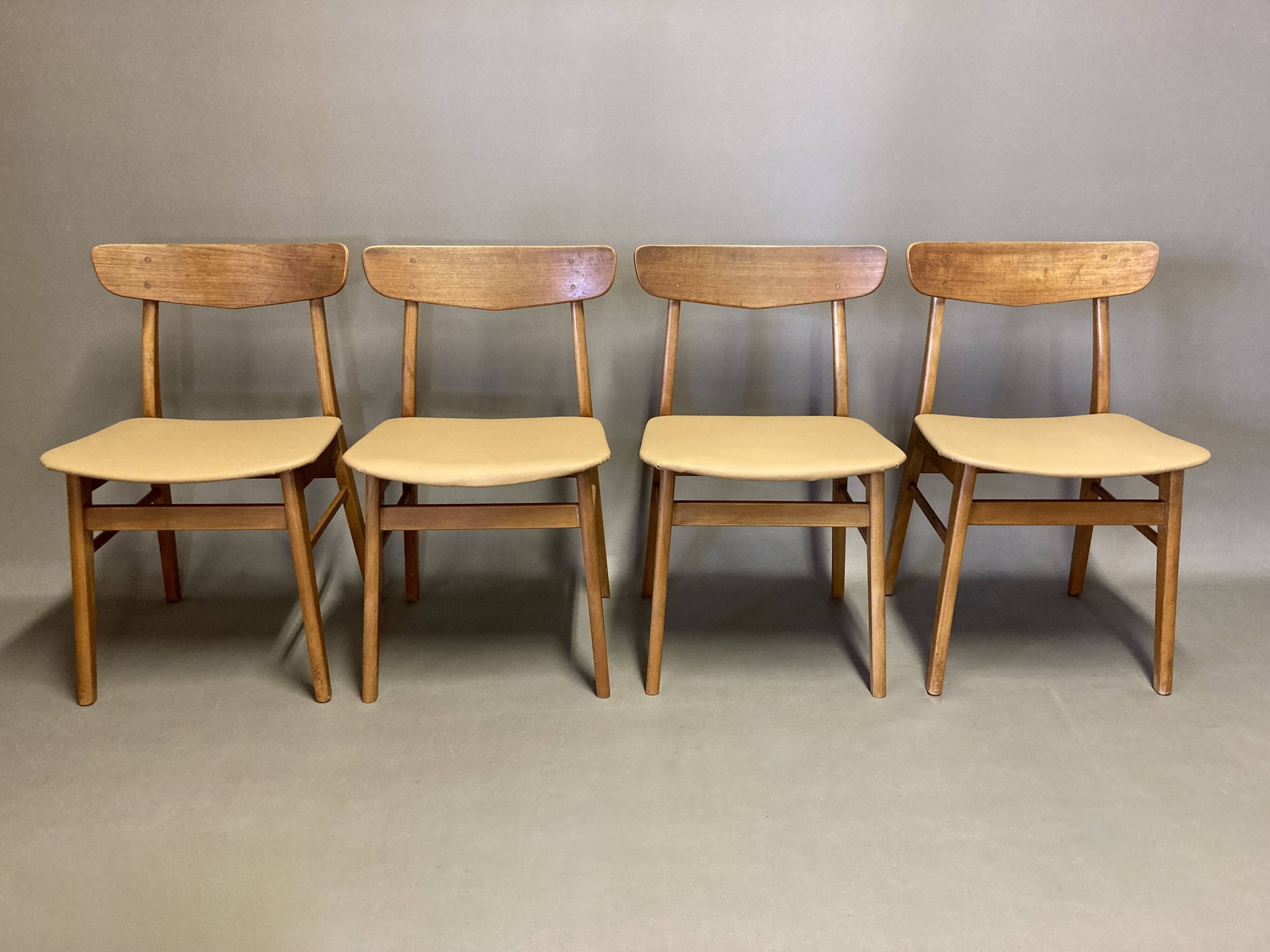 Suite de 4 chaises "Design Scandinave" 1950.