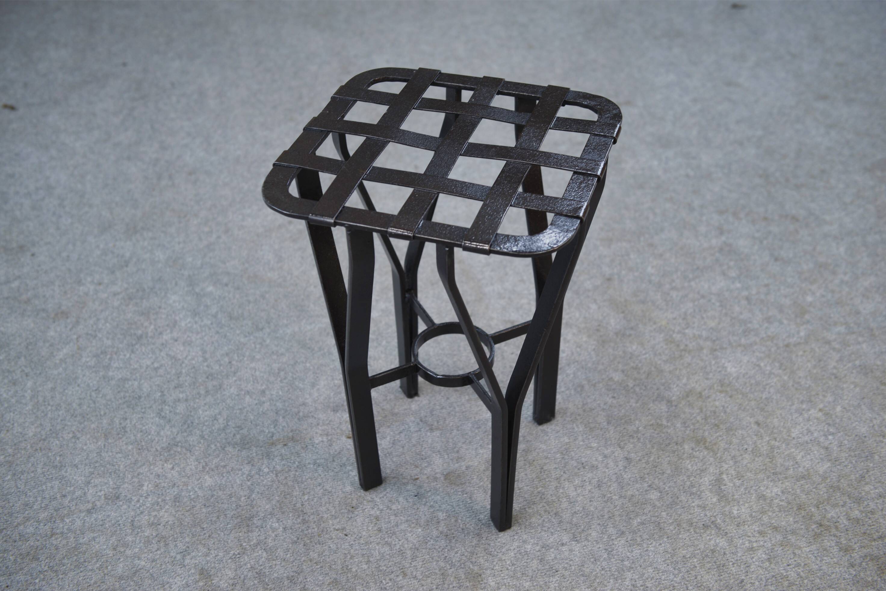 Tabouret fer forgé et métal tressé France 1950's
