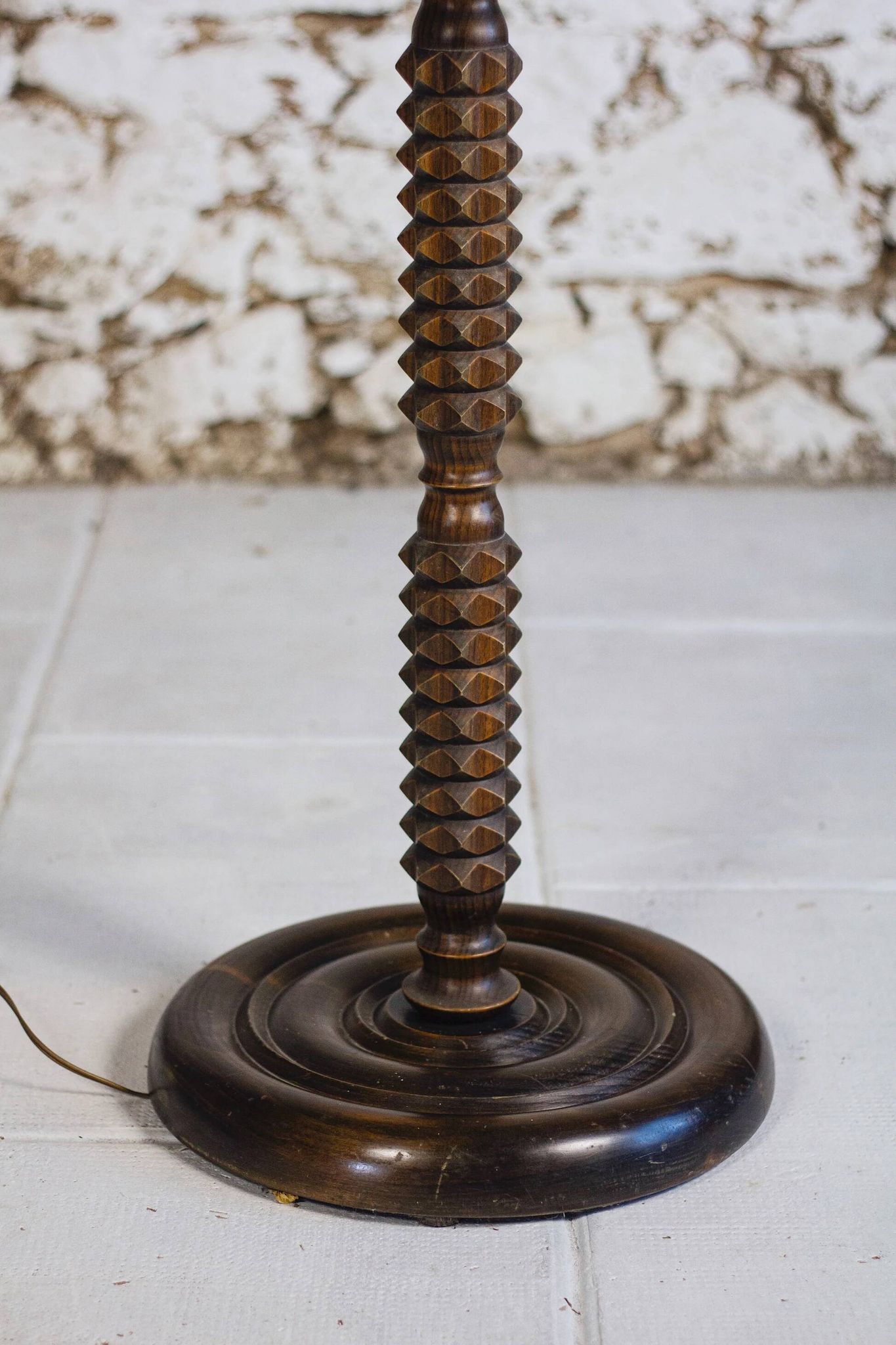 Lampadaire art déco en bois style Charles Dudouyt