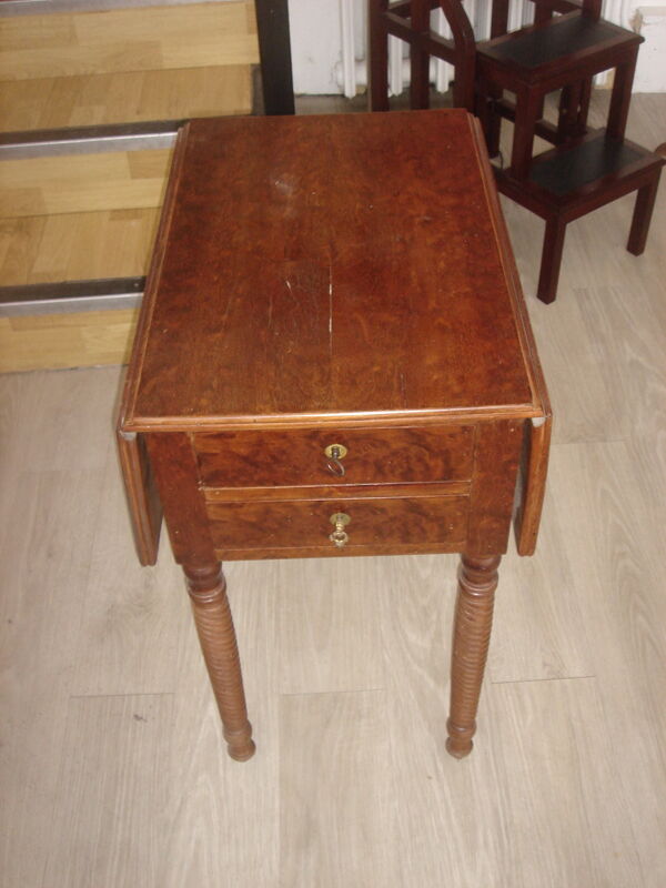 Table à volets en placage de noyer