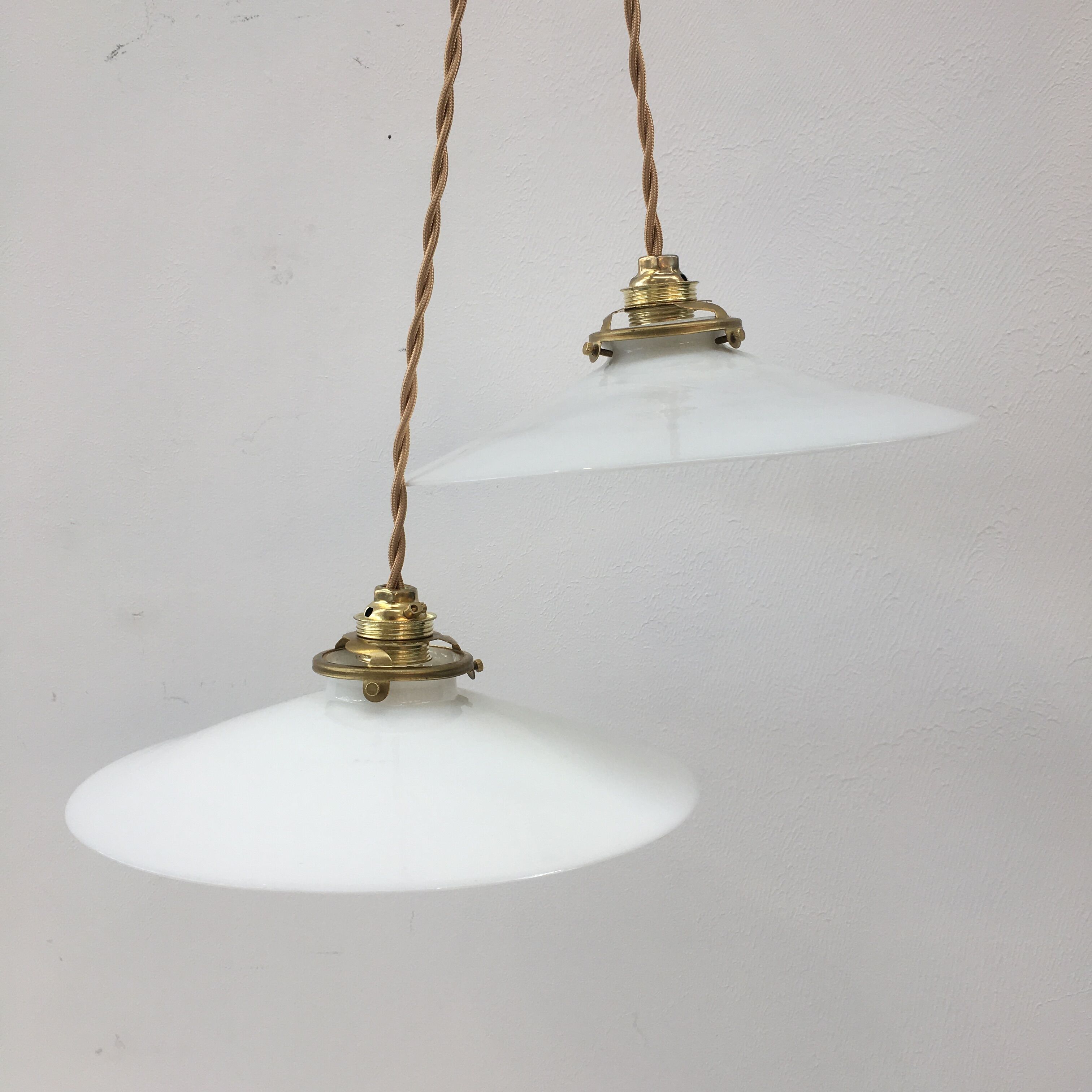 Paire de suspensions en opaline blanche