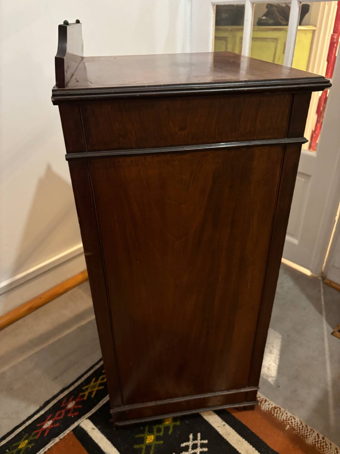 Vitrine en acajou 1900, porte avec verre biseauté