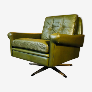 Fauteuil en cuir vert olive vintage danois Svend Skipper