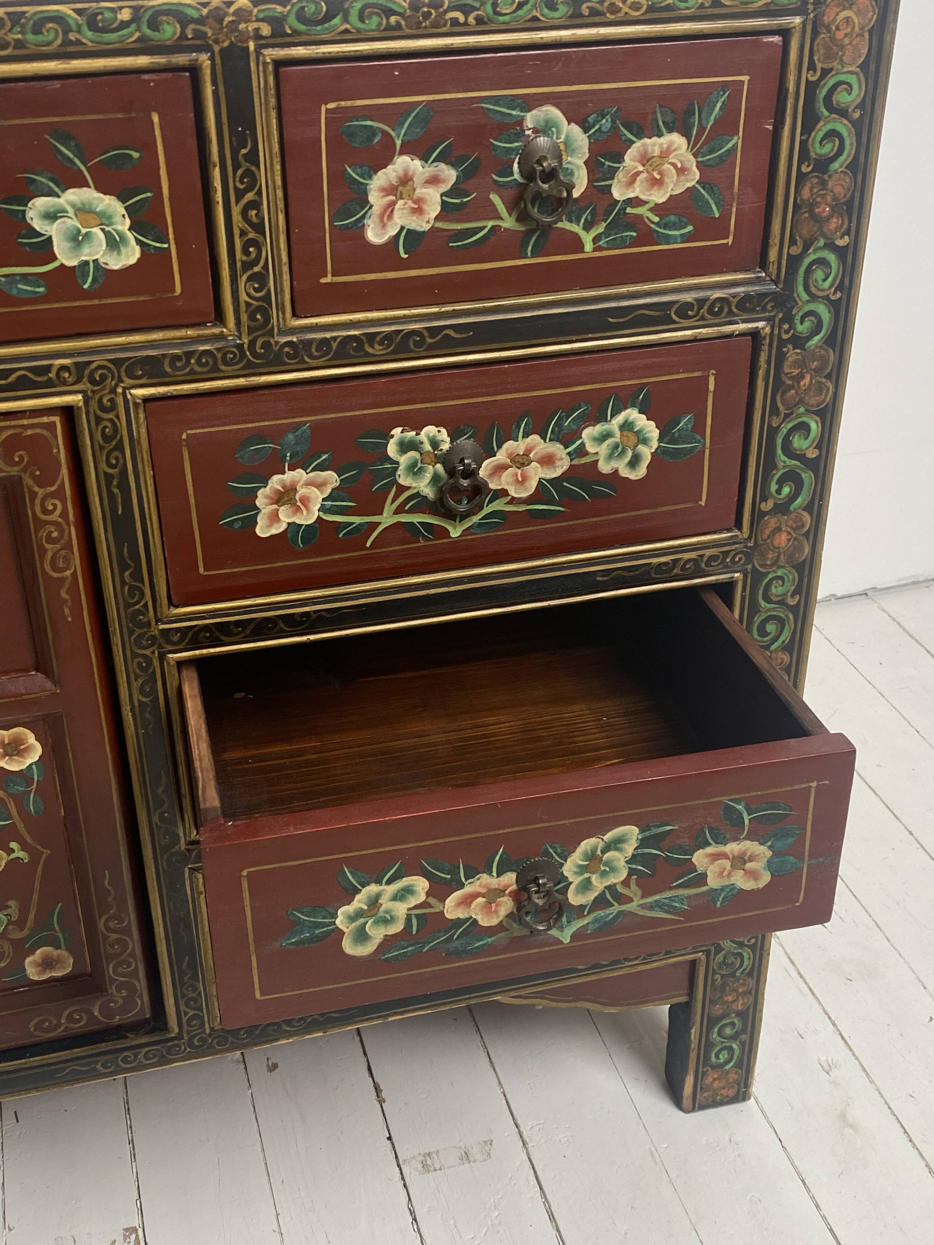 Buffet chinois vintage peint à la main, meuble rouge à décor floral