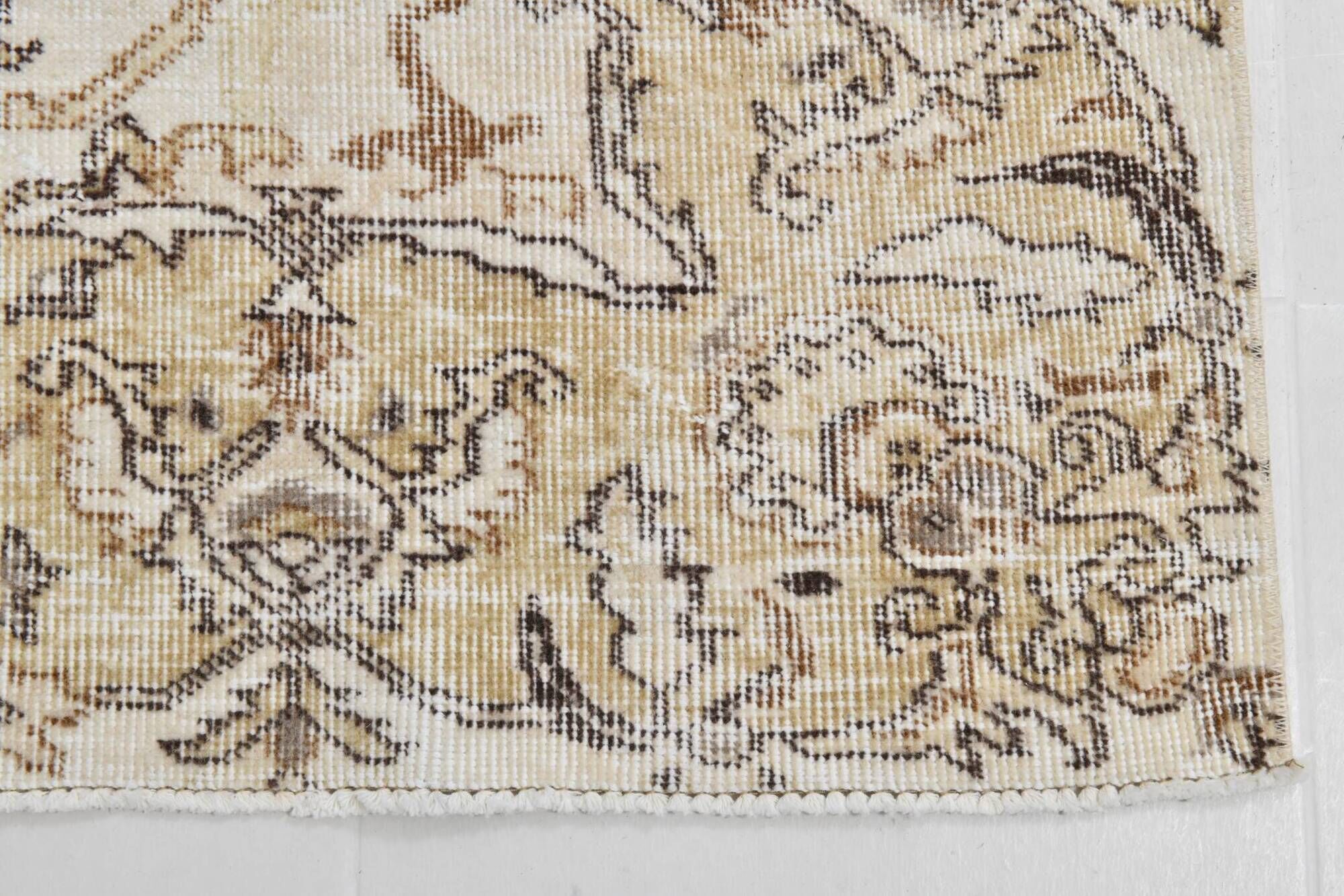 Vintage Turkish rug in beige and brown with floral medallion, 192 × 294 cm