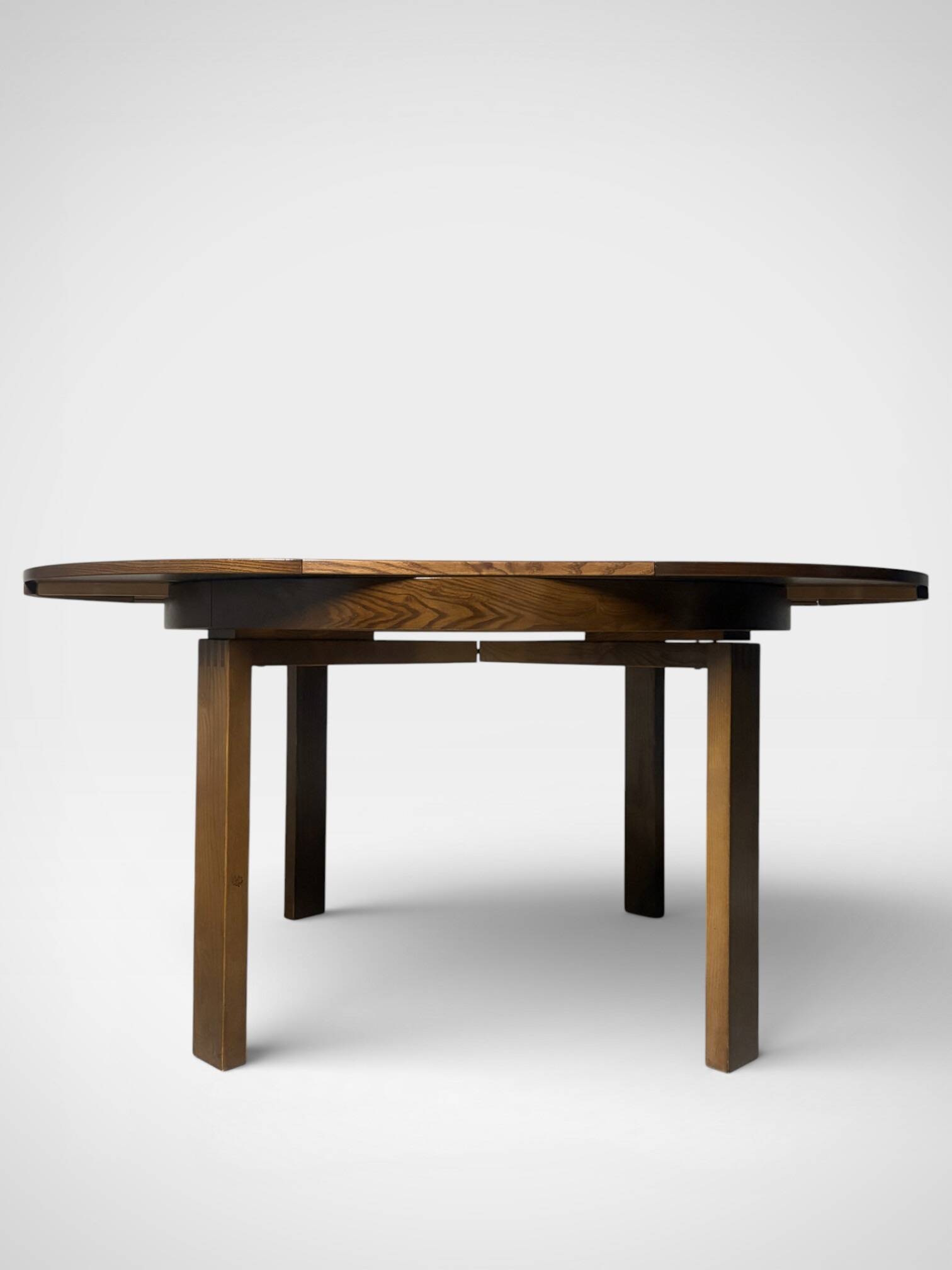 round brutalist extendable dining table from the 60s/70s
