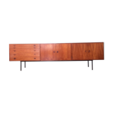 Enfilade scandinave avec deux caissons et cinq tiroirs.