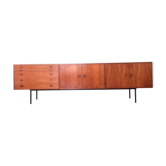 Enfilade scandinave avec deux caissons et cinq tiroirs.