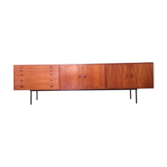 Enfilade scandinave avec deux caissons et cinq tiroirs.