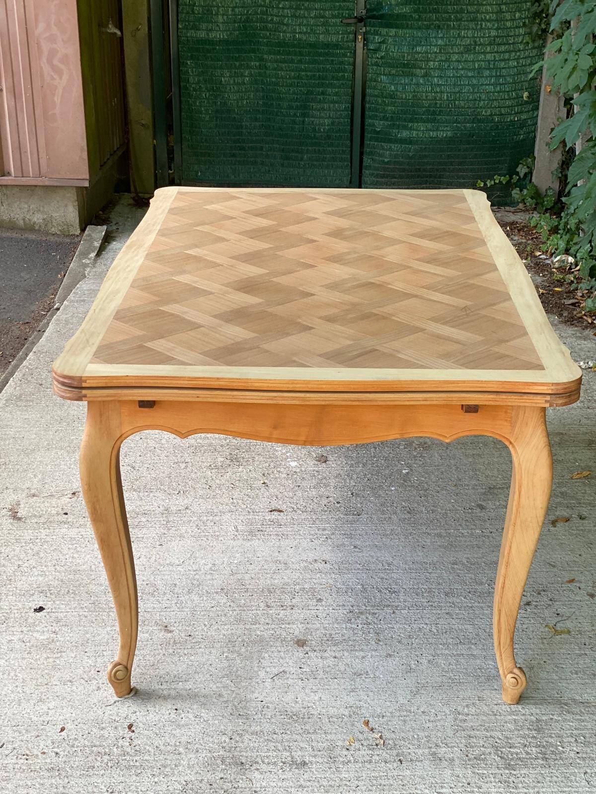 Louis XV extendable dining table, 20th century, renovated in solid oak, 260cm