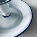 Bougeoir ancien en métal émaillé blanc