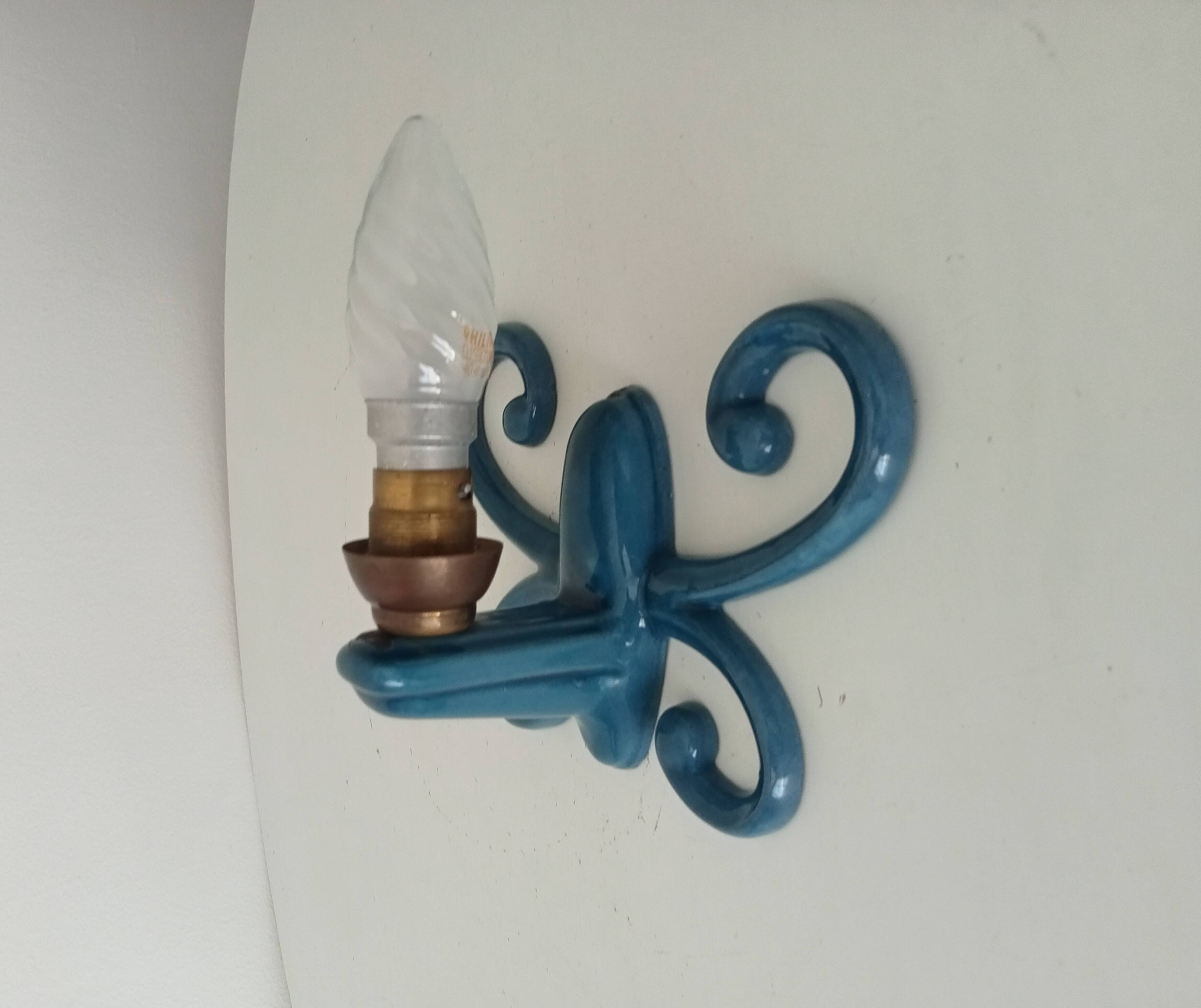 Antique wall light in enamelled cast iron.
