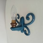Antique wall light in enamelled cast iron.