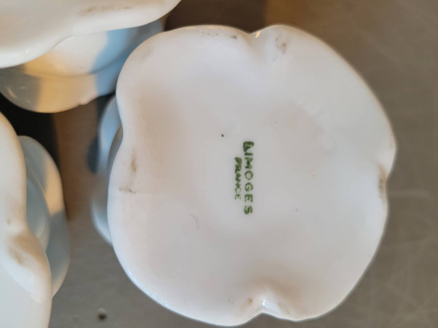 Trio de bougeoirs en porcelaine de Limoges