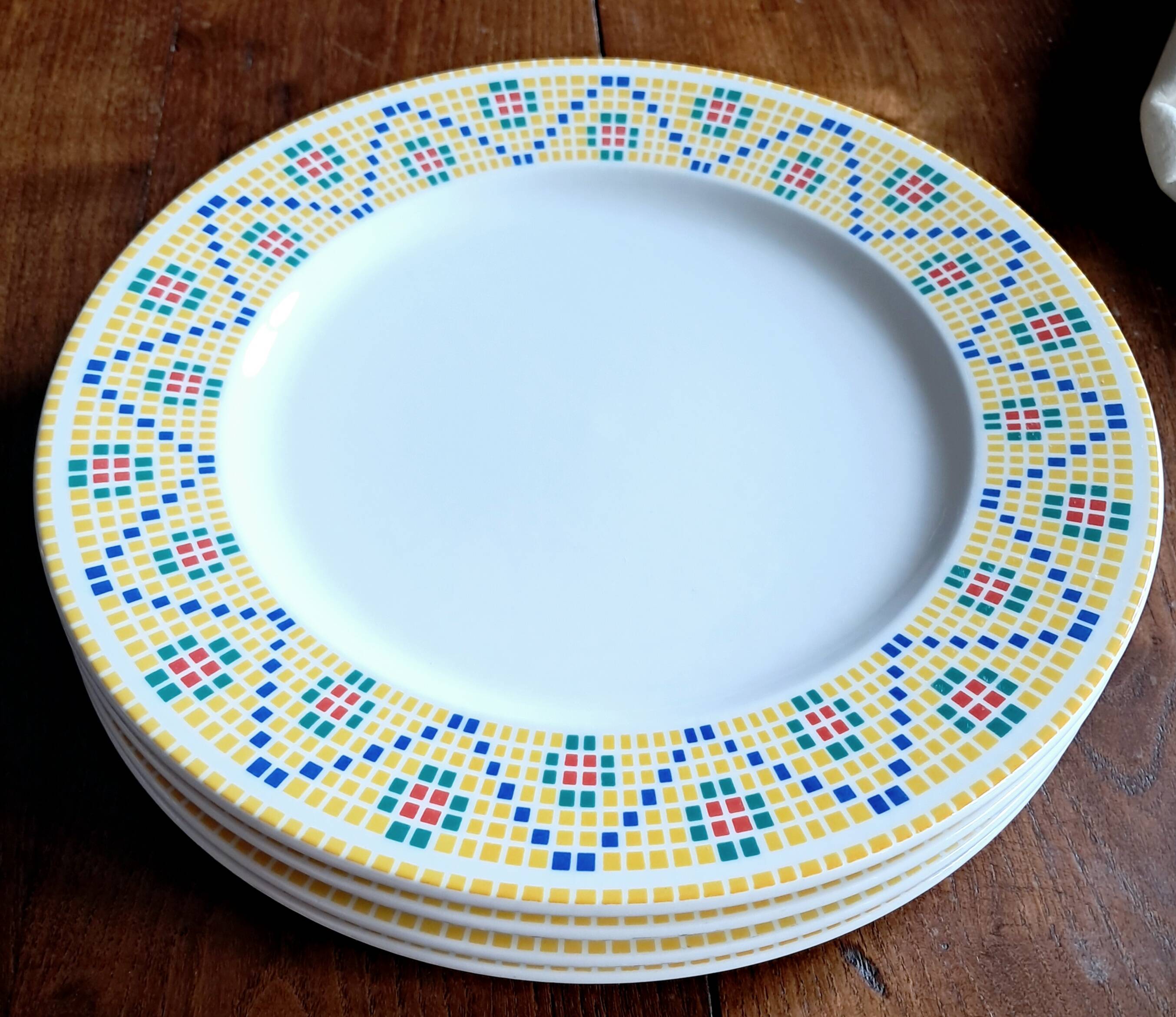 Four Pagnossin dinner plates. Italy