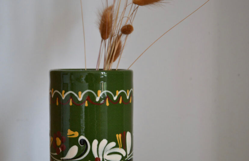 Vase à motifs fleuris vert vintage