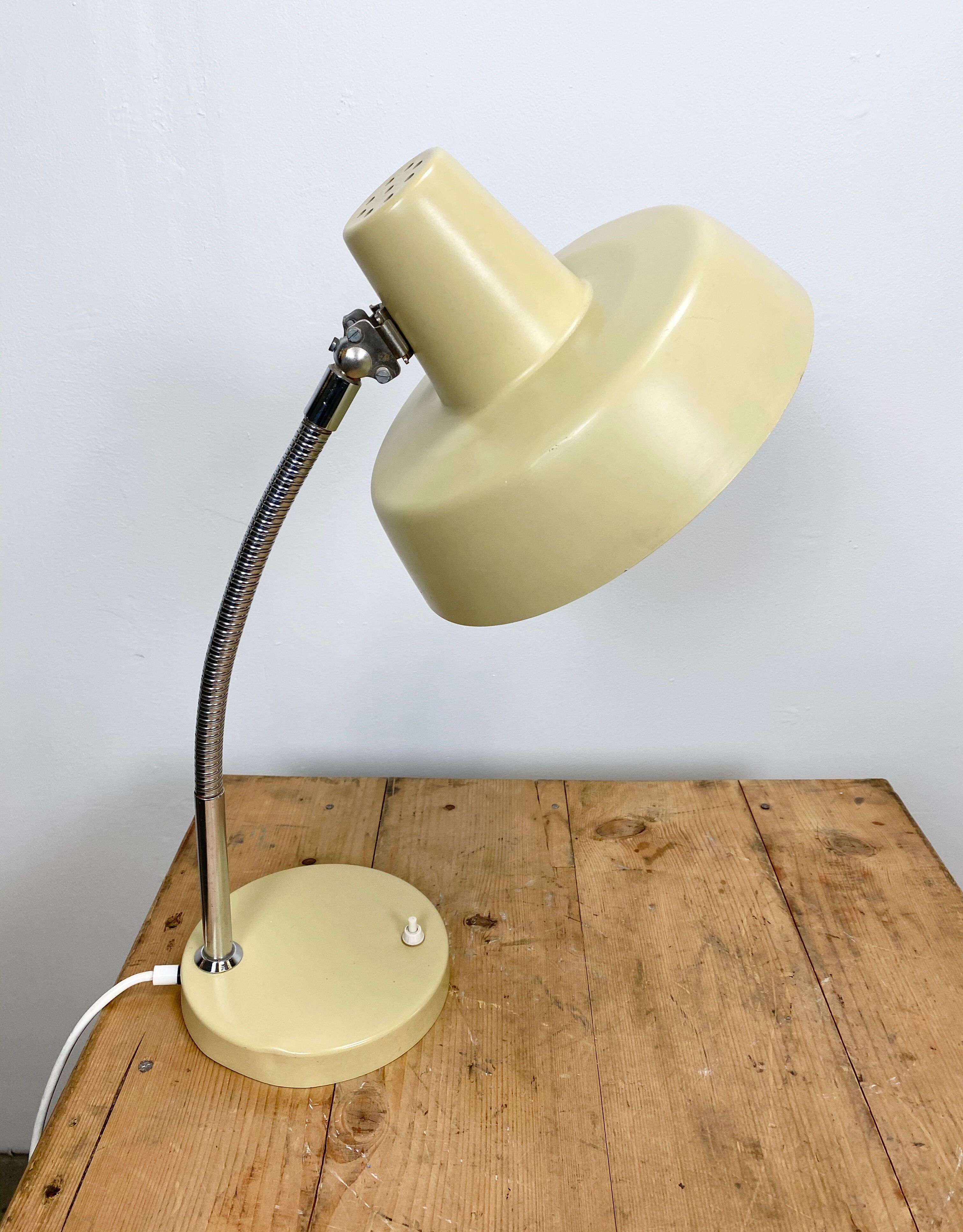 Beige gooseneck table lamp, 1960s