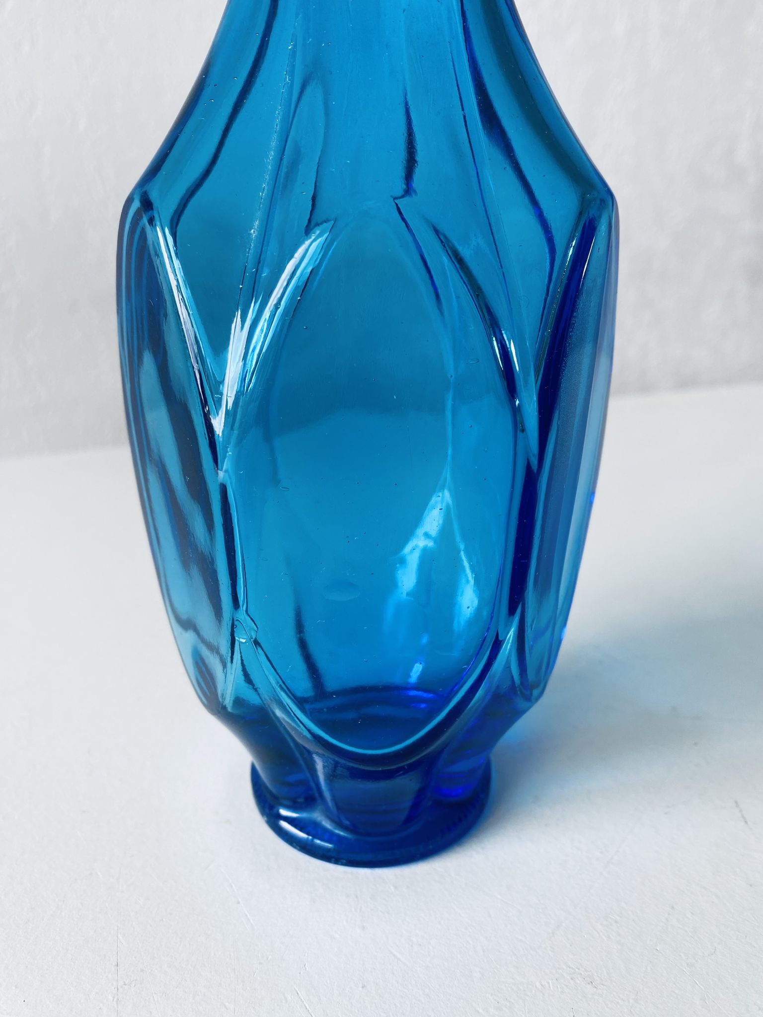 Carafe bleue en verre