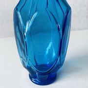 Carafe bleue en verre