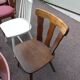 8 chaises de bistrot en bois dépareillées - vintage