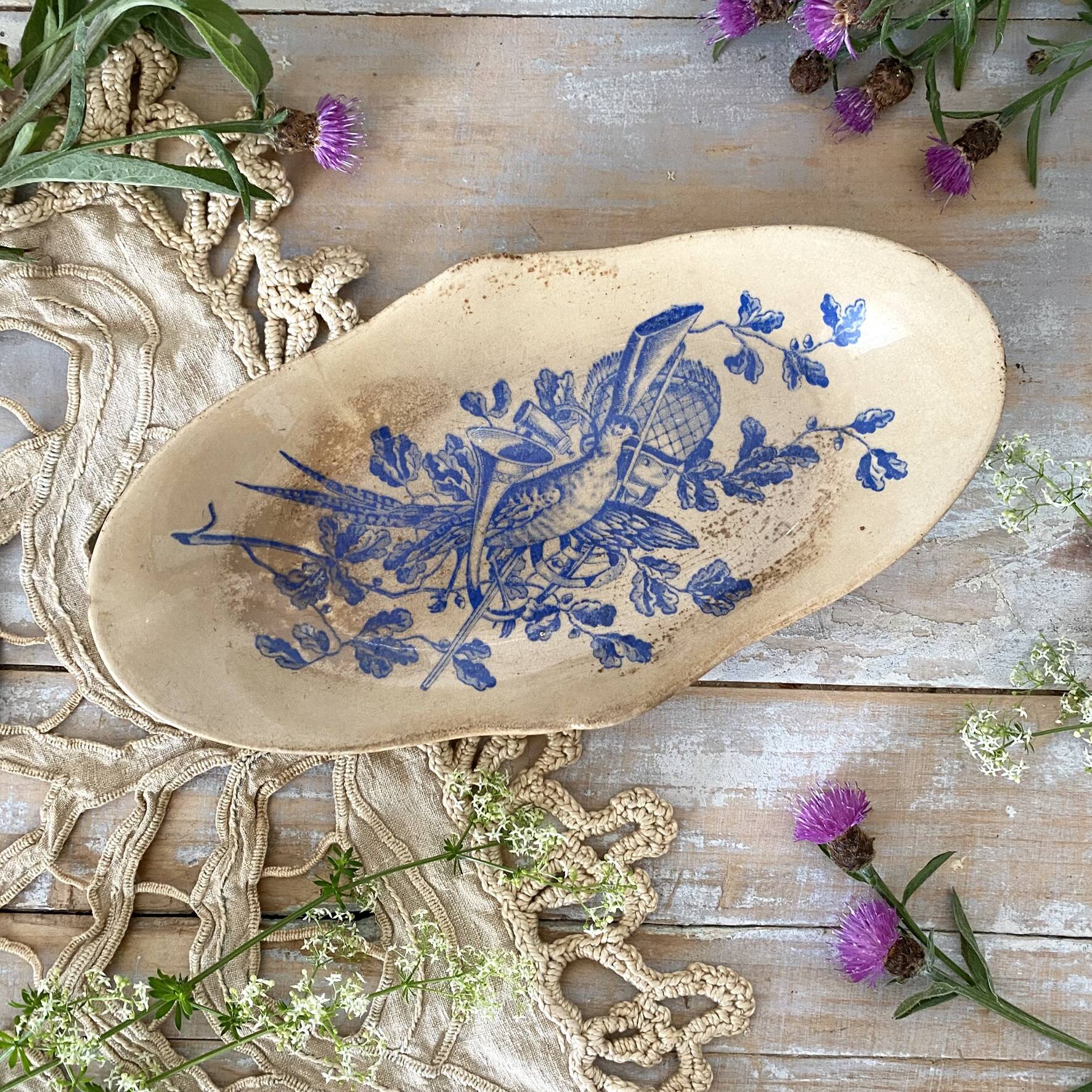 Ravier ancien en terre de fer " au tapis rouge " décor faison