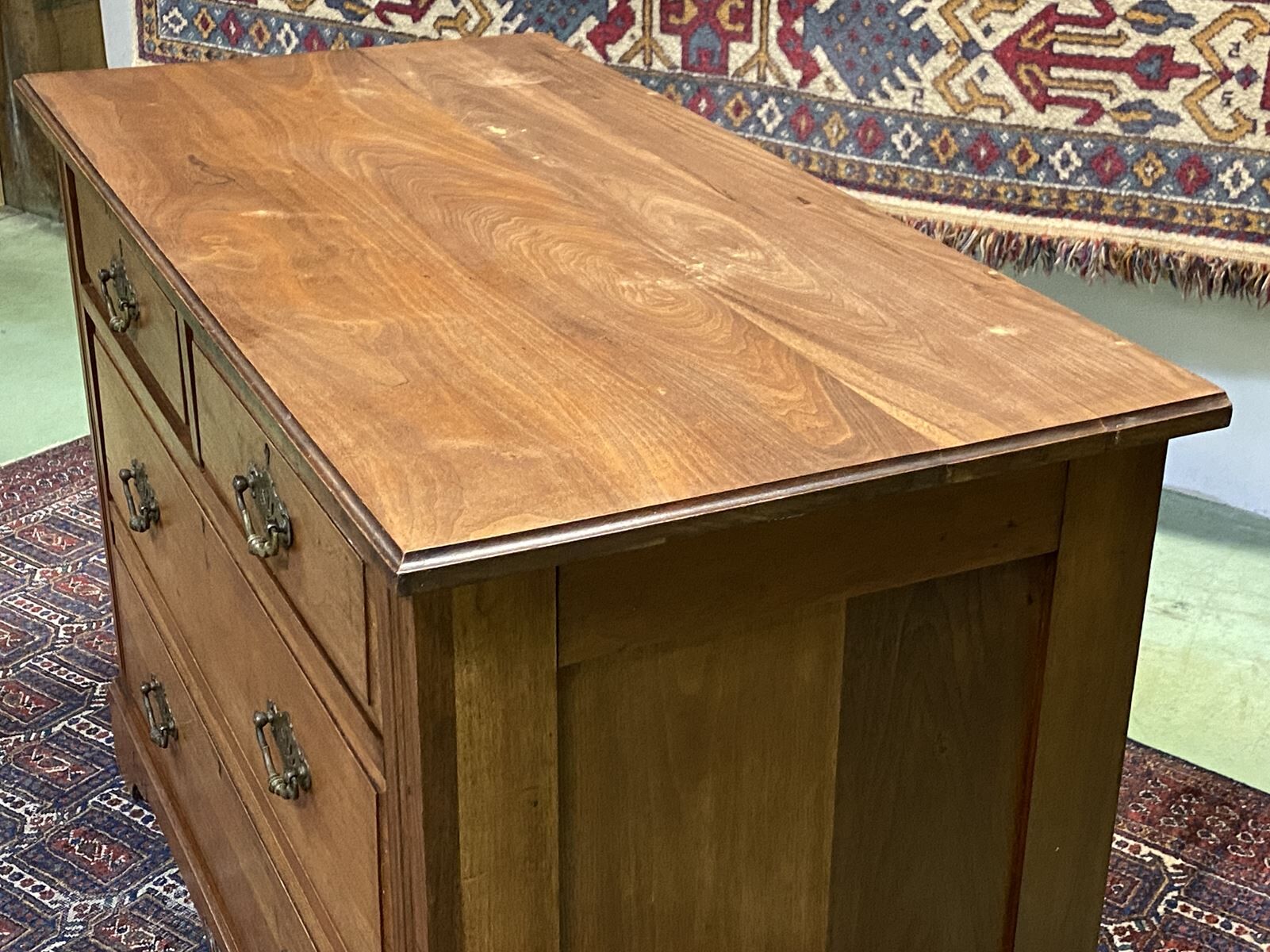 Commode anglaise en noyer début XXème
