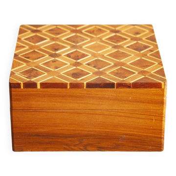 Coffret en bois décoré à la main.