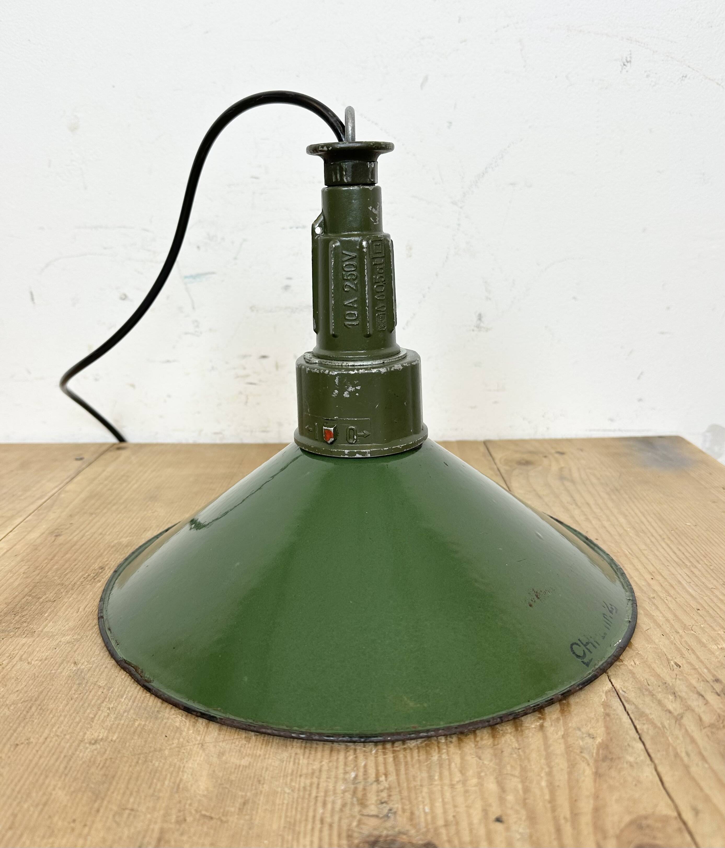 Industrial green enamel military pendant lamp with cast aluminium top, 1960s