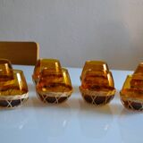 Set of 8 amber glasses & vintage rattan 1970