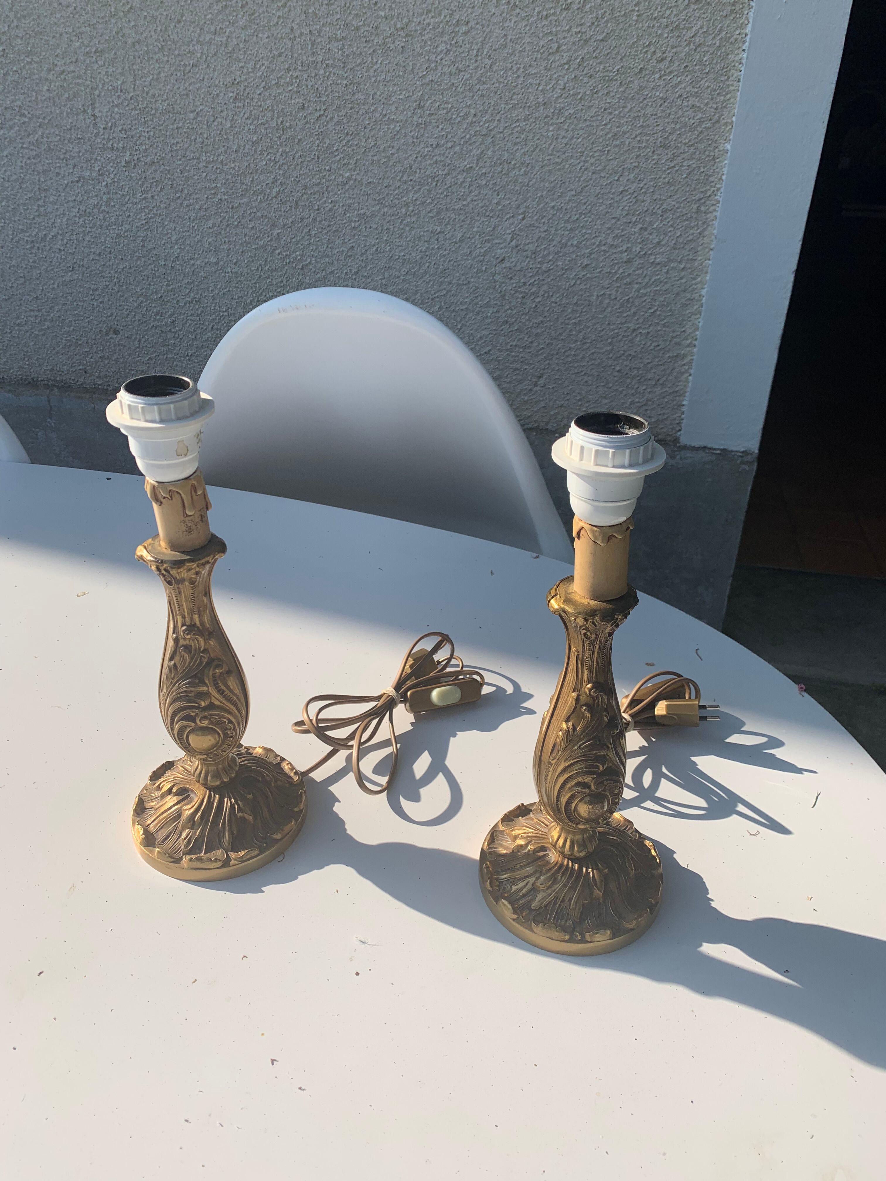 Pair of table lamps in chiseled brass vintage foliage pattern