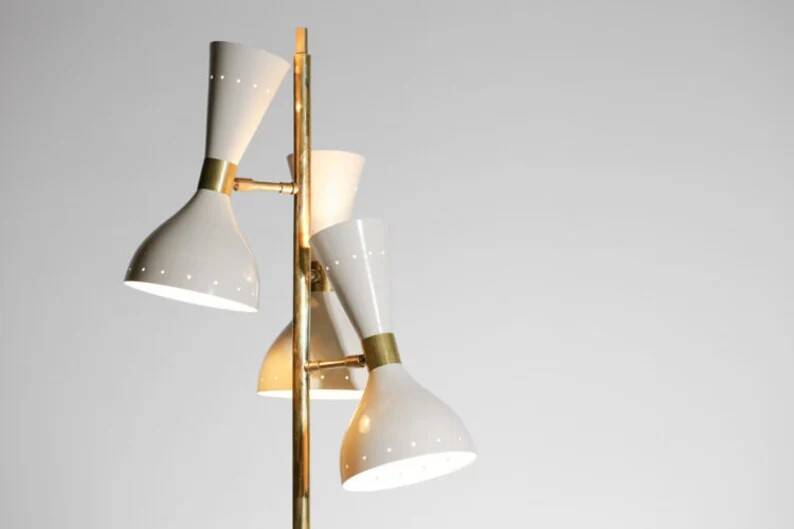 Lampadaire en laiton de style italien du milieu du siècle avec base et abat-jour en forme de cône - MCM fait à la main