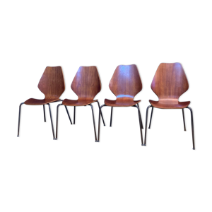 Un ensemble de quatre chaises par
