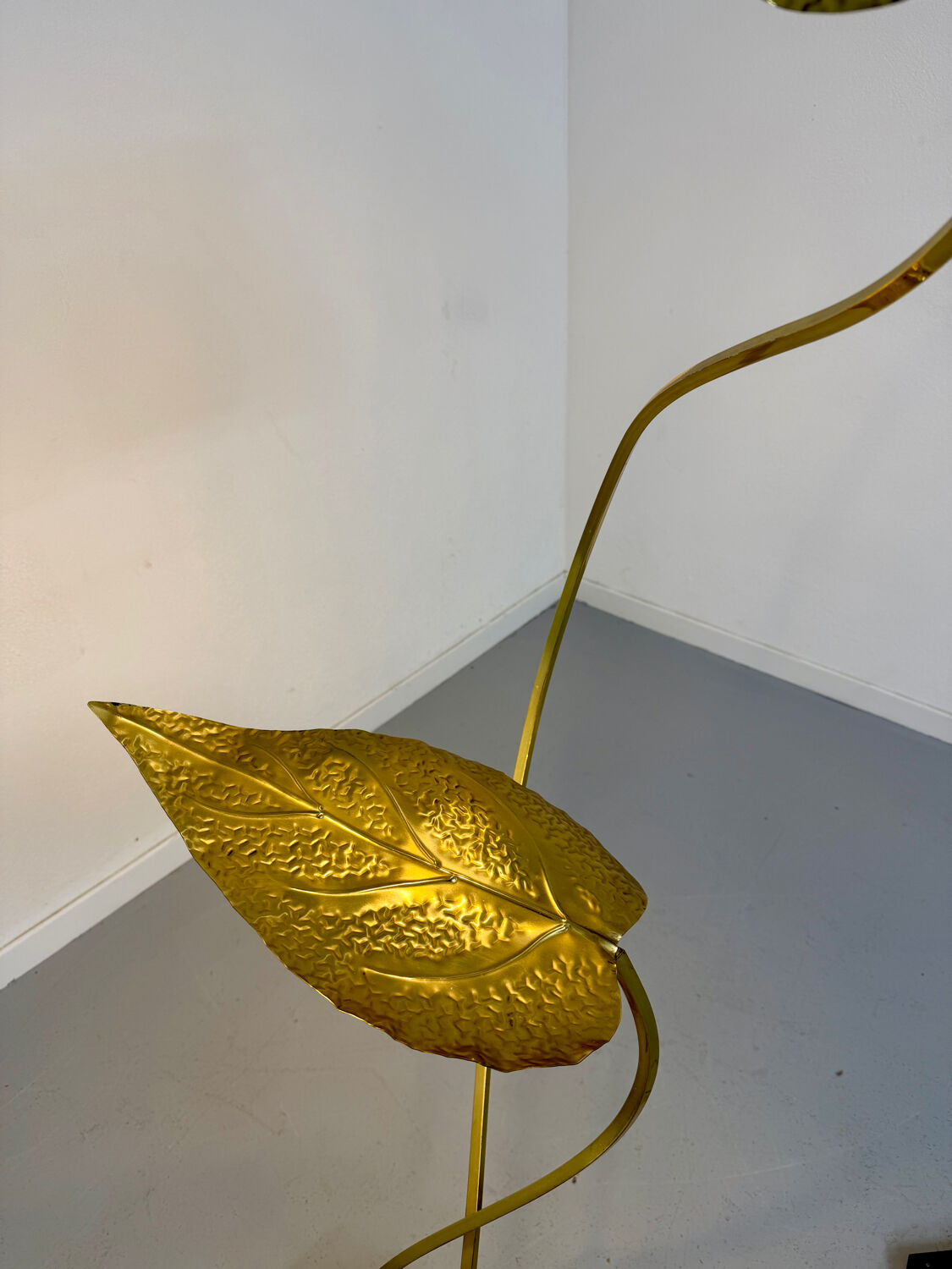 Rhubarb leaf floor lamp brass design Tomaso Barbi Italy an70