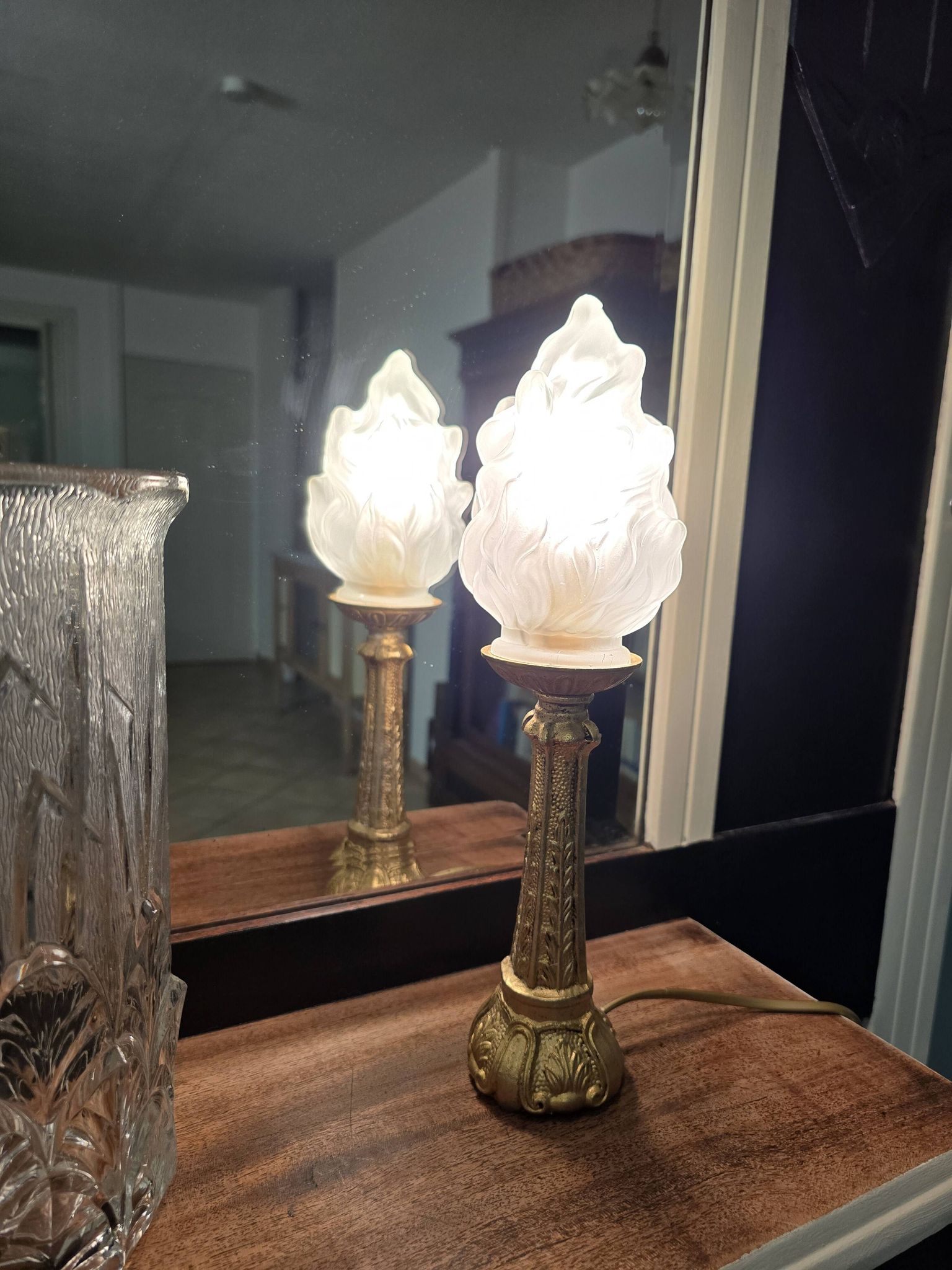 Lampe à poser pied laiton et globe flamme vintage 