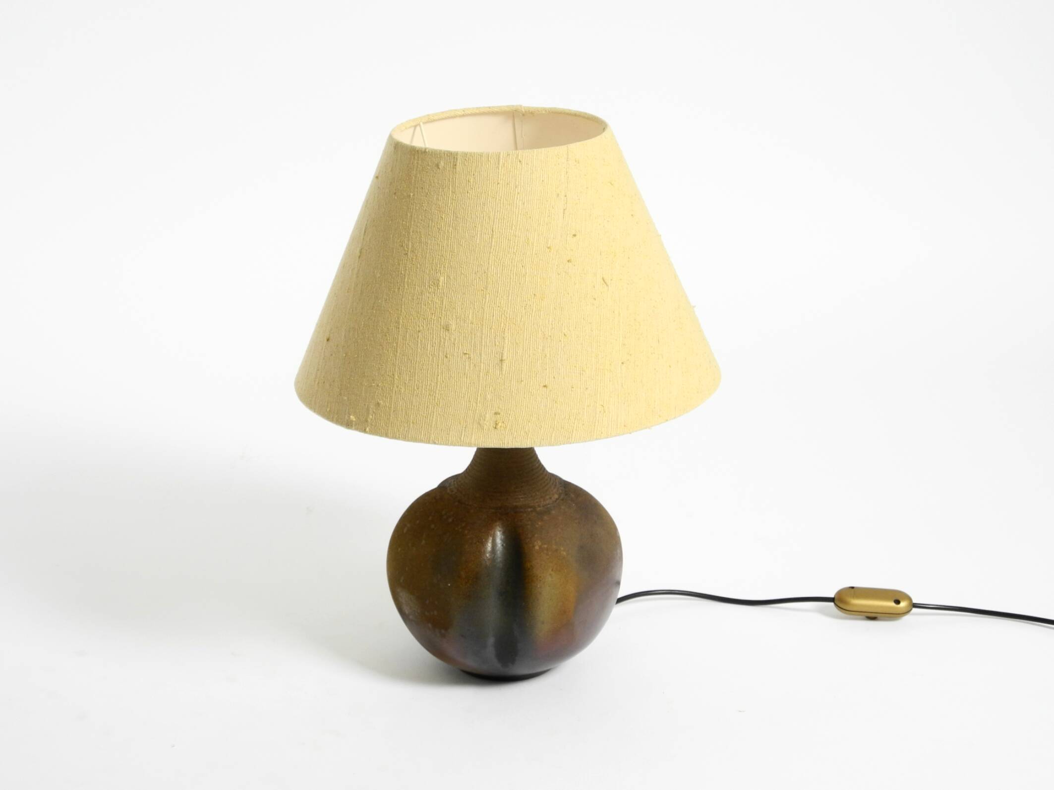 Très belle lampe de table en céramique des années 1960 avec abat-jour en tissu d'origine.