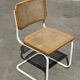 Chaise Cesca modèle b32 en blanc et bois par Marcel Breuer
