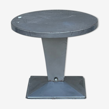 Metal pedestal table