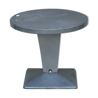 Metal pedestal table