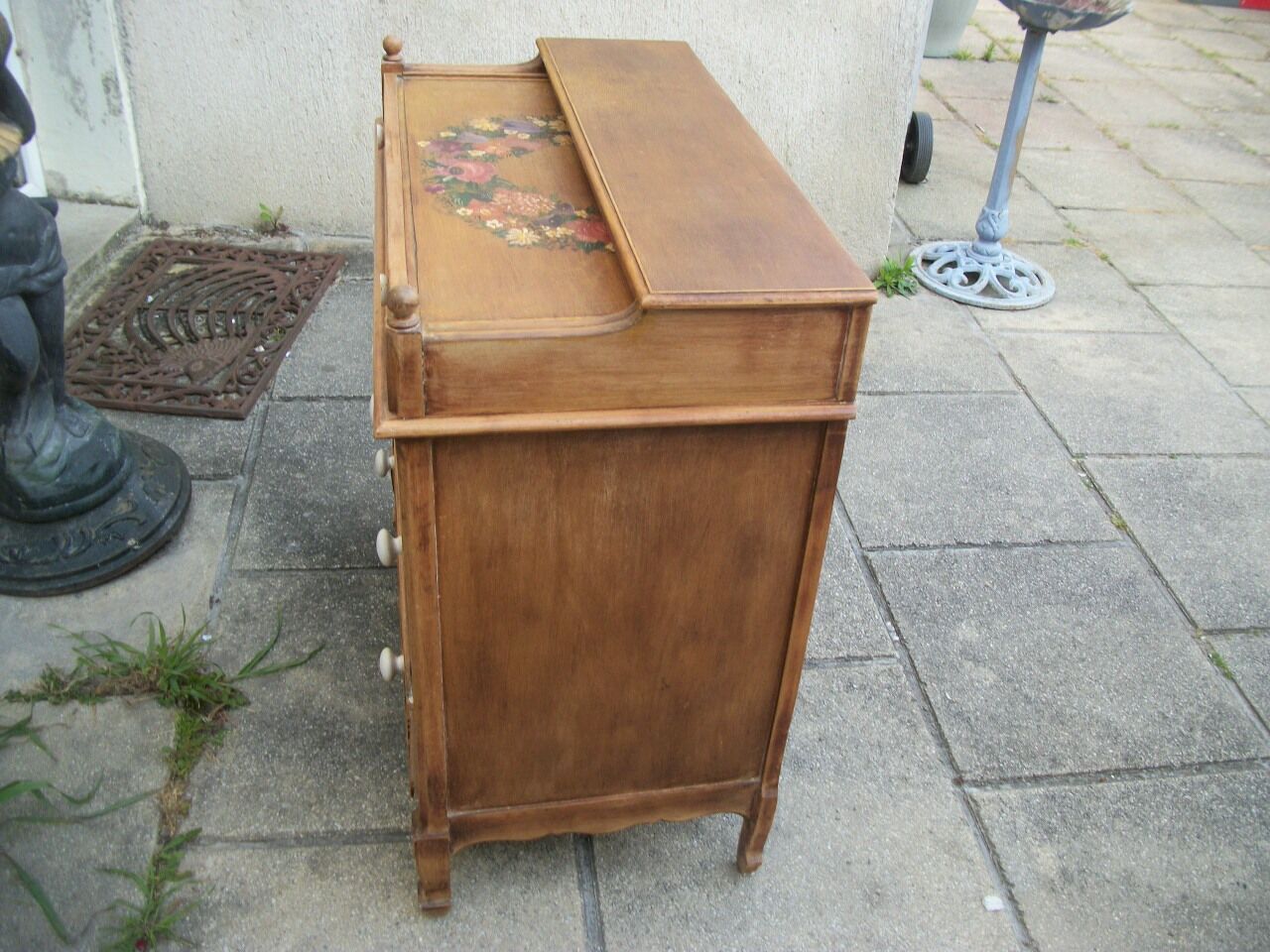 Chest of drawers