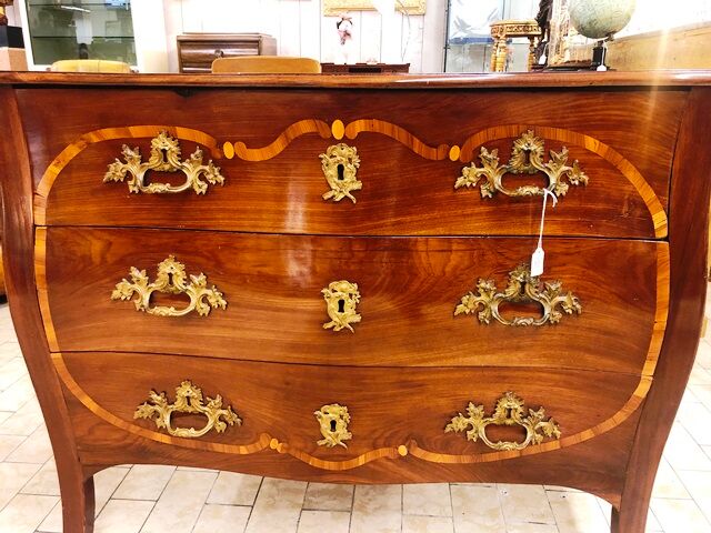 Curved chest of drawers of the eighteenth century