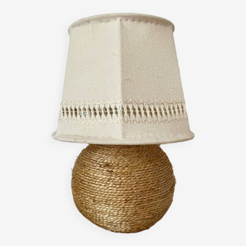 Lampe boule en sisal et abat-jour brodé