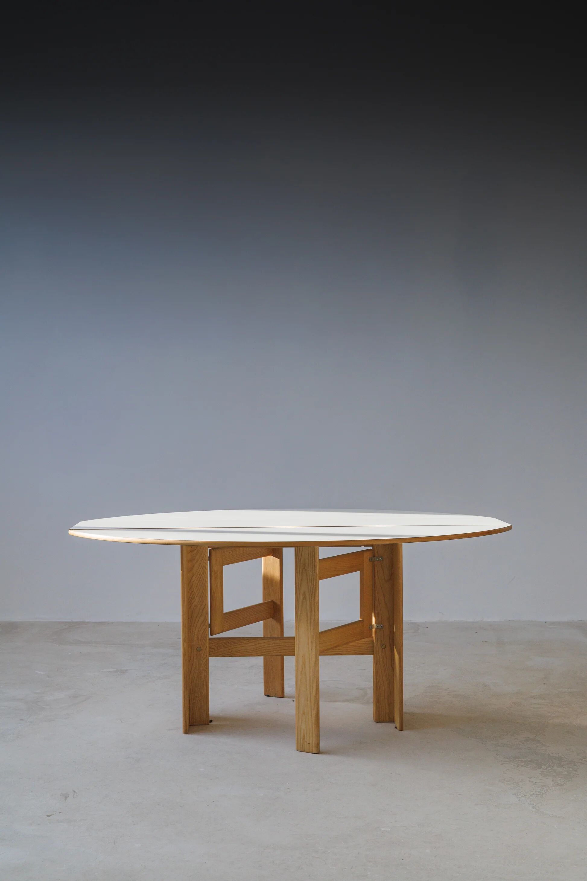 Scandinavian extendable dining table | contemporary design