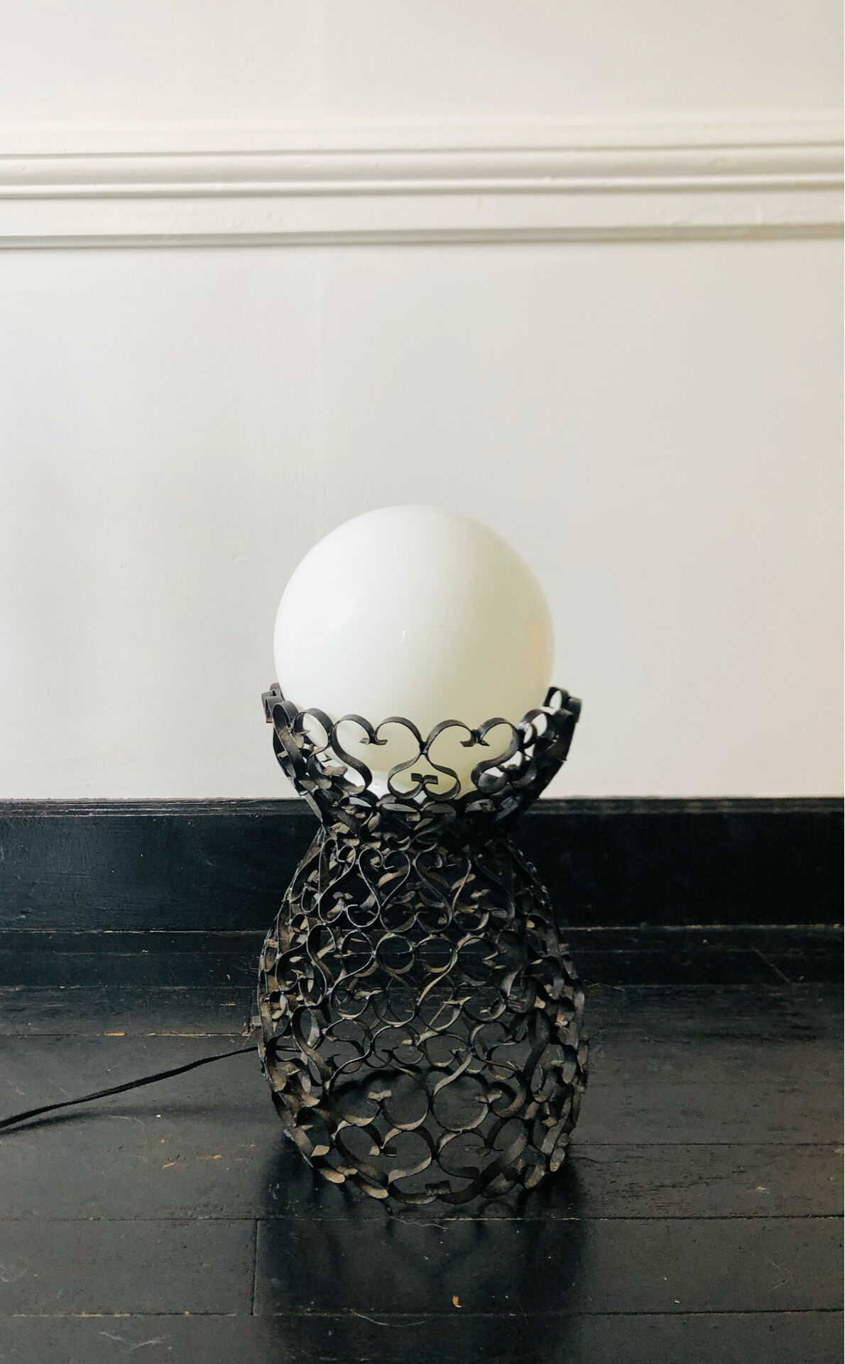 Lame en fer forgé artisanale et globe en opaline blanche