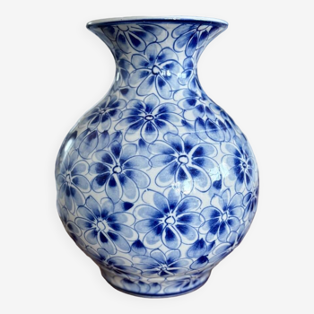 Blue and white ceramic vase with floral pattern in the shape of a vintage ball