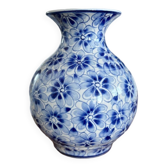 Blue and white ceramic vase with floral pattern in the shape of a vintage ball
